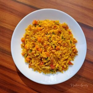 An image of vegetable poha on a plate.